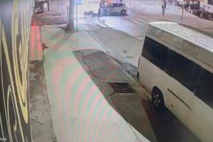 Kırmızı ışıkta geçen motosikletle otomobilin çarpıştığı kaza kamerada: 2 yaralı