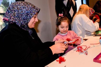 Bornova'da minik eller dokuma tezgahı başında