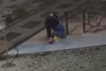 İstanbul - Sultangazi'de kar yağışı altında parkta arkadaşını tıraş etti