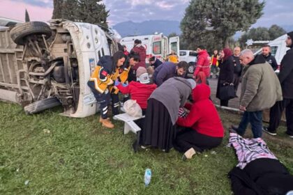 Aydın'da işçi servis minibüsü devrildi; 16 yaralı / Ek fotoğraflar - Sultanhisar Haber