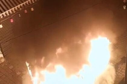 İstanbul- Fatih'te park halindeki hafif ticari araç alev alev yandı