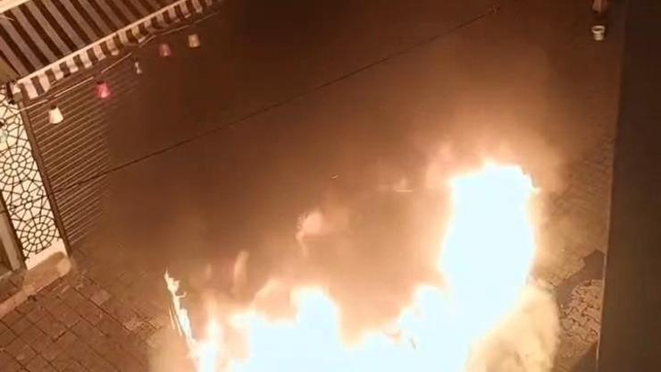 İstanbul- Fatih'te park halindeki hafif ticari araç alev alev yandı