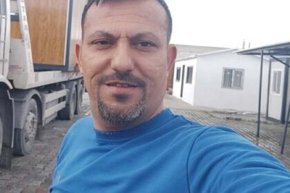 Salihli'de otomobil elektrik direğine çarptı: 1 ölü, 2 yaralı