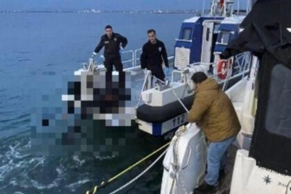 Balıkçılar, denizde dalgıç kıyafetli erkek cesedi buldu