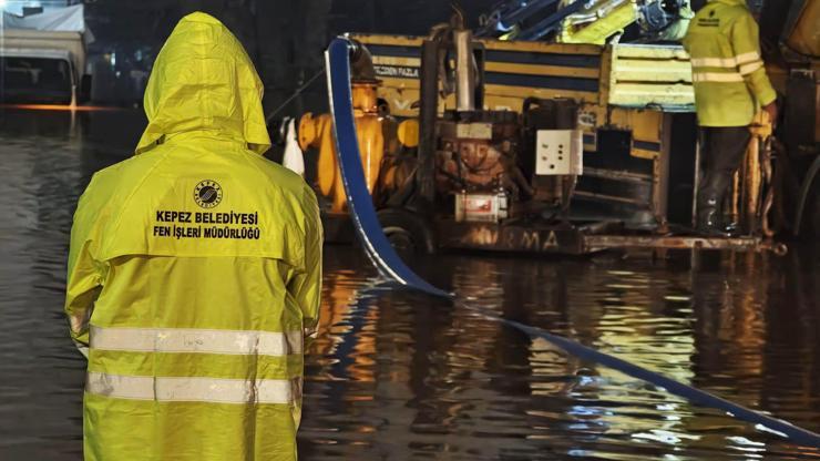 Kepez Belediyesi sağanağa karşı 7 gün 24 saat teyakkuzda