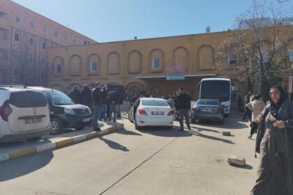 Mardin’de hastane önünde silahlı kavga: 1 ölü, 4 yaralı (2)