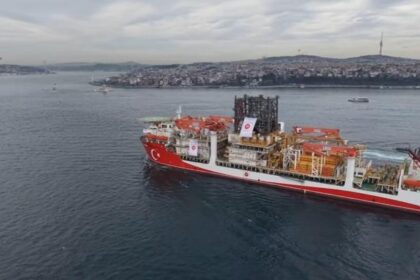 İstanbul- Yıldırım Sondaj Gemisi İstanbul Boğazı'ndan geçiyor -1