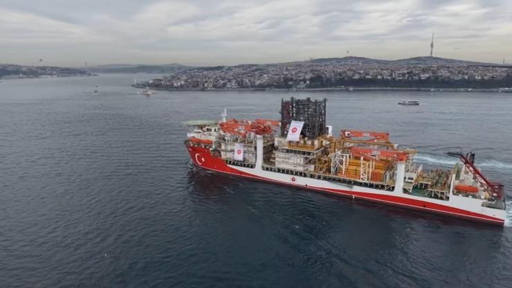 İstanbul- Yıldırım Sondaj Gemisi İstanbul Boğazı'ndan geçiyor -1