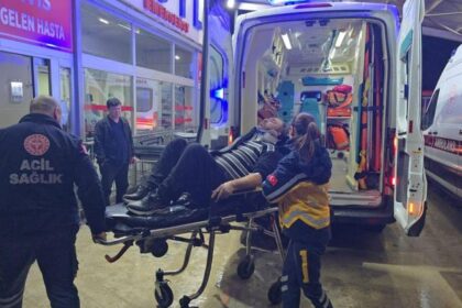 Adana'da işçi servisi minibüsü devrildi; 13 yaralı