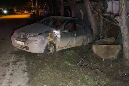 Bursa'da otomobil ağaca çarptı: 4 yaralı