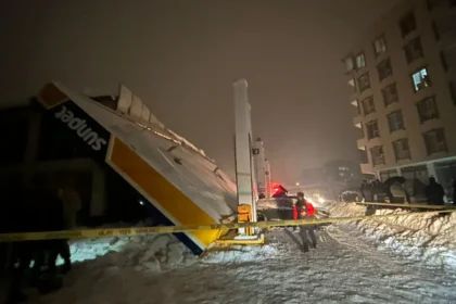 Hakkari'de akaryakıt istasyonunun çatısının çökmesi sonucu 8 kişi yaralandı | NTV Haber