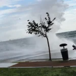 AKOM'dan İstanbul için fırtına uyarısı: 80 kilometre hıza ulaşacak. Kar yerini yağmura bıraktı, sıcaklık yükseliyor | NTV Haber