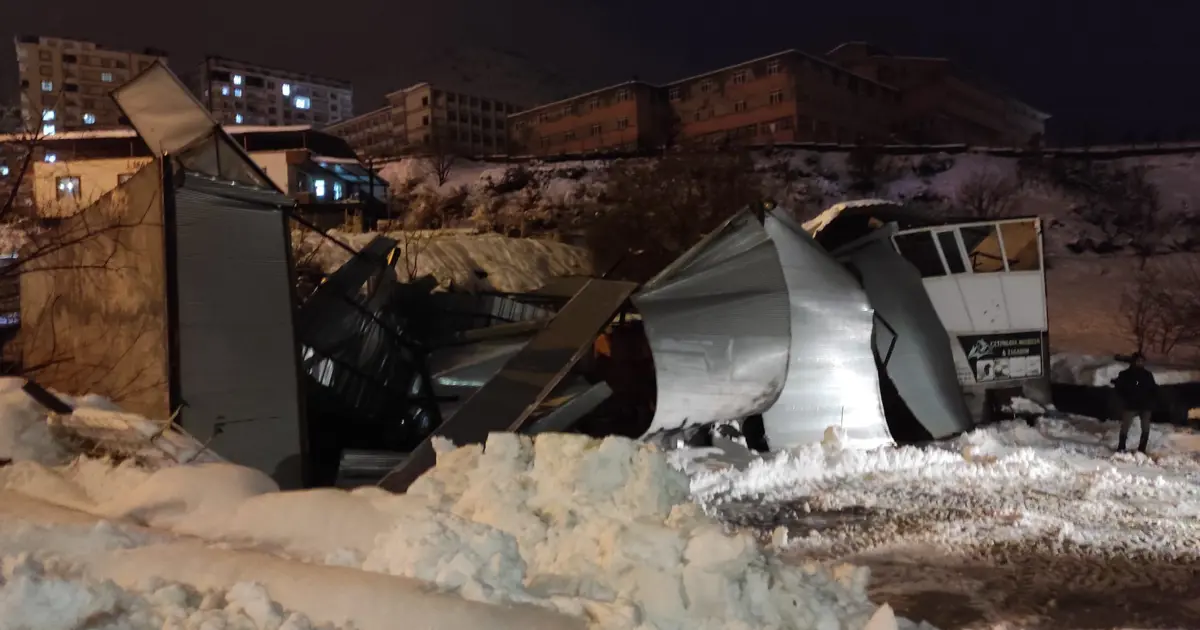 Yoğun kar yağışı nedeniyle iş yerinin çatısı çöktü | NTV Haber