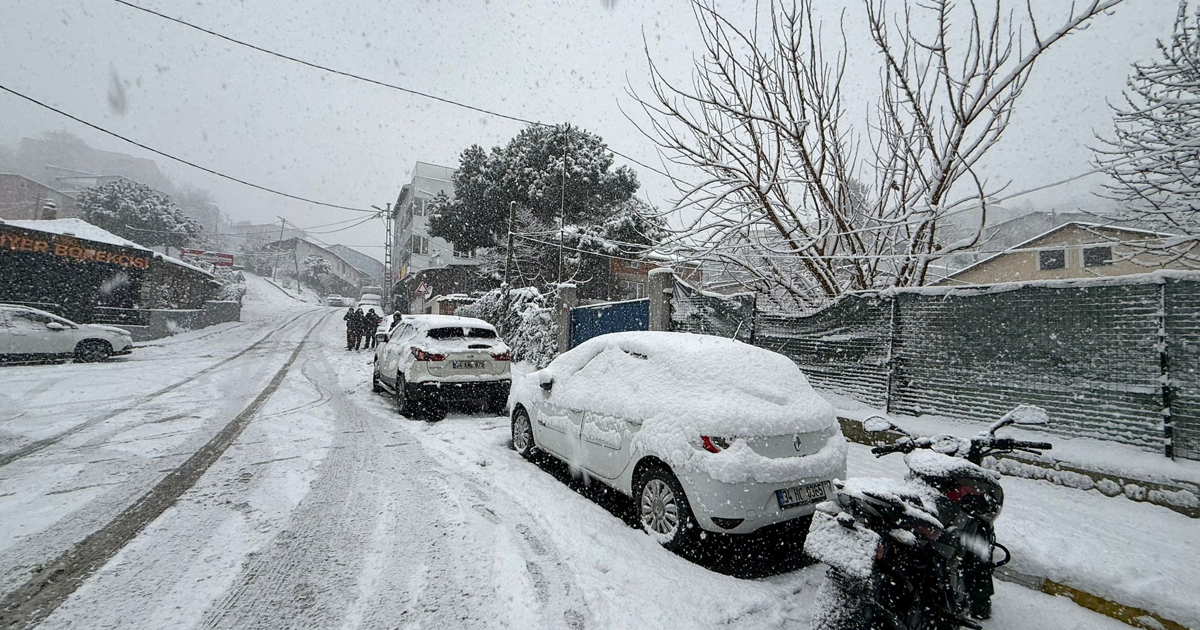 İstanbul'da lapa lapa kar yağışı. Kar yağışı ne zaman bitecek? AKOM saat verdi | NTV Haber