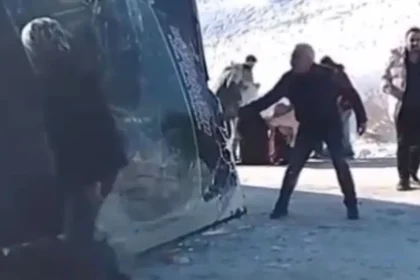 Kars'ta yolcu otobüsü devrildi. Yaralılar var | NTV Haber