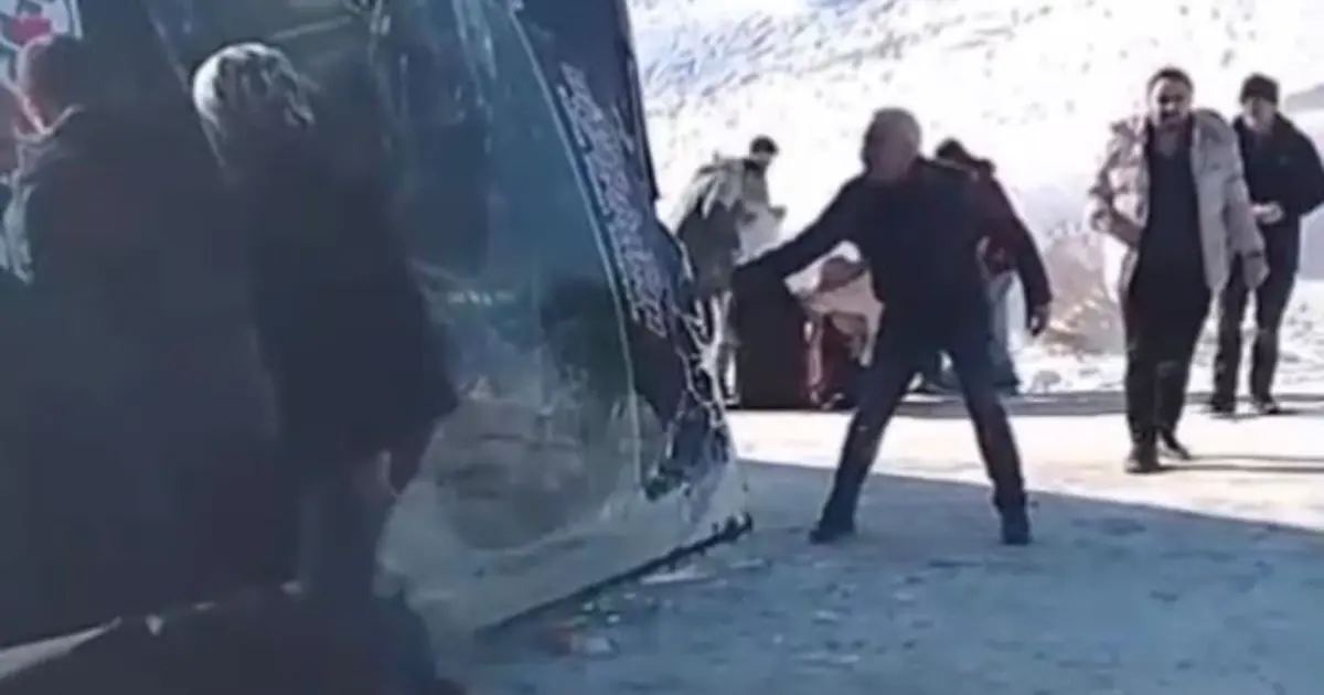 Kars'ta yolcu otobüsü devrildi. Yaralılar var | NTV Haber