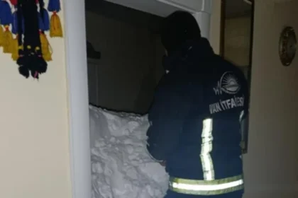 Van'da iki mahalleye çığ düştü. Bir kişi yaşamını yitirdi, 22 ev boşaltıldı | NTV Haber