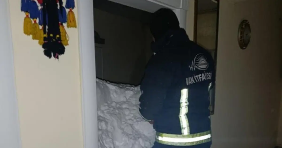 Van'da iki mahalleye çığ düştü. Bir kişi yaşamını yitirdi, 22 ev boşaltıldı | NTV Haber