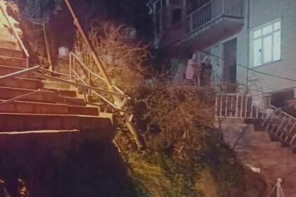 Sarıyer'de binanın bitişiğindeki merdiven çöktü