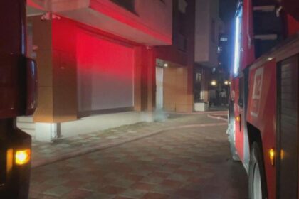 İstanbul - Zeytinburnu'nda sitenin otoparkında yangın; 3 bina tahliye edildi-1