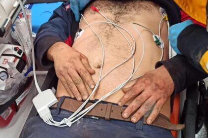 Hatay’da uçurumdan yuvarlanan kepçeden atlayan operatör yaralı kurtarıldı