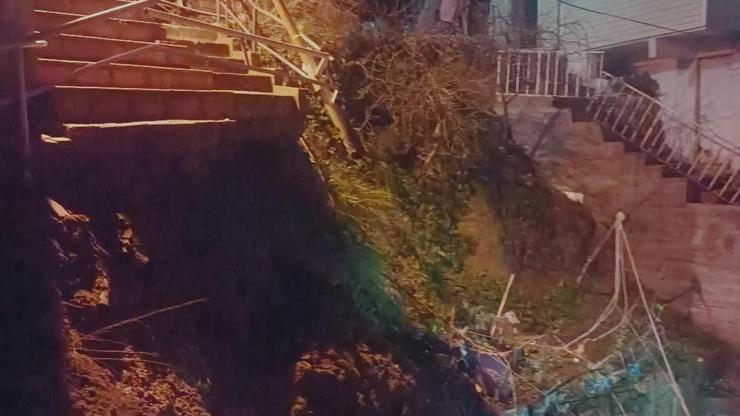 İstanbul - Sarıyer'de binanın bitişiğindeki merdiven çöktü