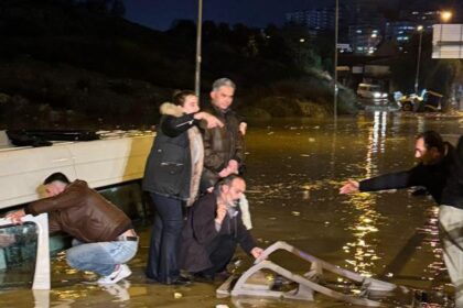 Aydın’da suya gömülen minibüsteki 20 yolcu kurtarıldı