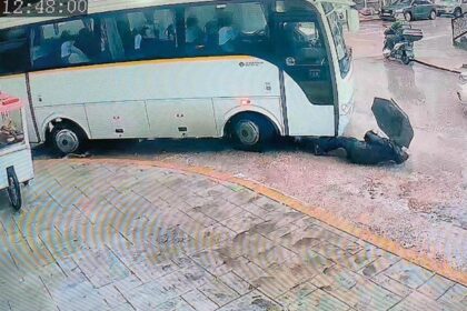 Servis minibüsünün çarpıp sürüklediği kadın yara almadan kurtuldu