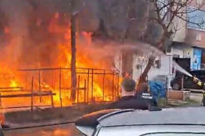 Hırdavat dükkanının bahçesinde yangın