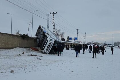 Ağrı'da otobüs devrildi: 16 yaralı