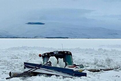 Yüzeyi tamamen buzlarla kaplanmıştı: Çıldır'ın altından traktör çıktı!