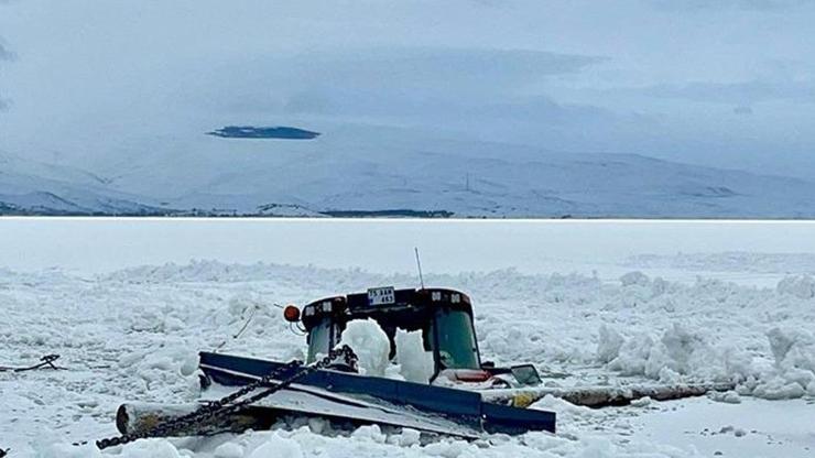 Yüzeyi tamamen buzlarla kaplanmıştı: Çıldır'ın altından traktör çıktı!