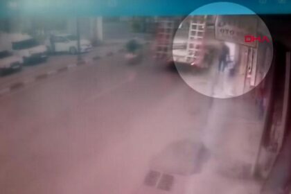 Manisa’da korkutan kaza kamerada: Kamyondaki iş makinesi lise öğrencisine çarptı