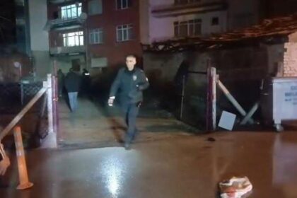 Sokak ortasında 2 kişi, bacaklarından vuruldu