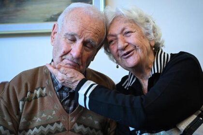65 yıldır bitmeyen sevgi 1961den beri birleşen elleri hiç ayrılmadı