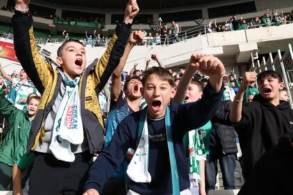 Daha önce statta maç izlememiş çocuklar, Bursaspor maçını tribünden izledi