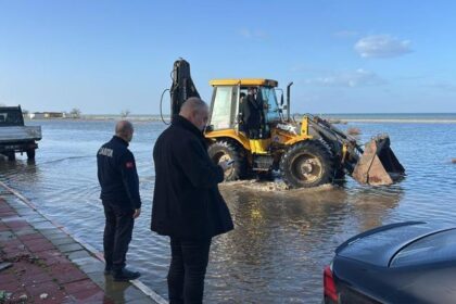 Enez'de deniz taştı; belediye ekipleri çalışma başlattı