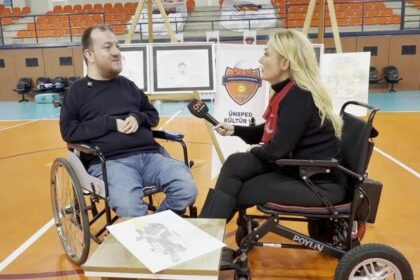 Engelleri sanata dönüştürdü: Ağzıyla resim çiziyor