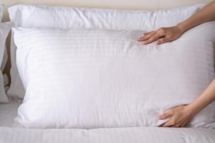 Sivilcelerin nedeni yastık kılıfı olabilir! Görünmeyen tehlike: bakteri birikimi