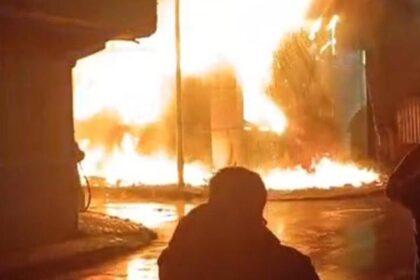 Bağcılar'da 4 katlı tekstil fabrikası alev alev yandı