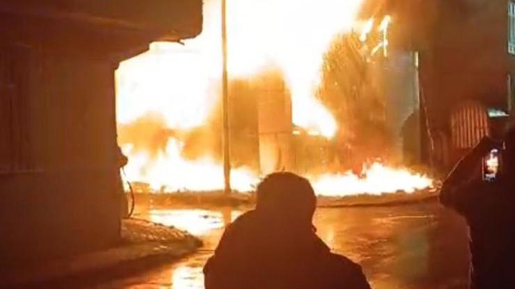 Bağcılar'da 4 katlı tekstil fabrikası alev alev yandı