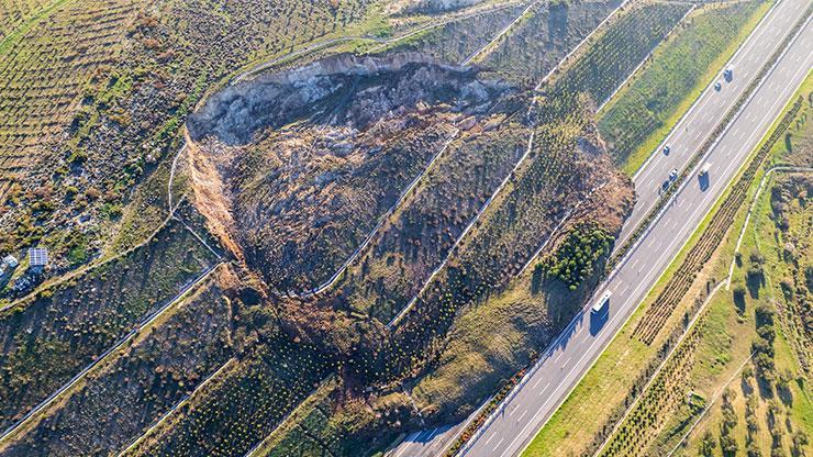 İzmir - İstanbul otoyolunda heyelan!