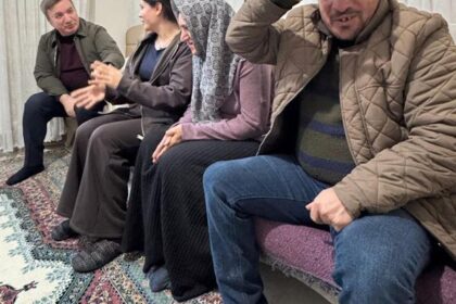 Çilem, özel gereksinimli abla ve ağabeyine hem annelik hem babalık yapıyor