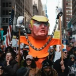 ABD'de milyonlarca kişi sokağa çıktı. Trump'a karşı "Krallara Hayır" protestosu