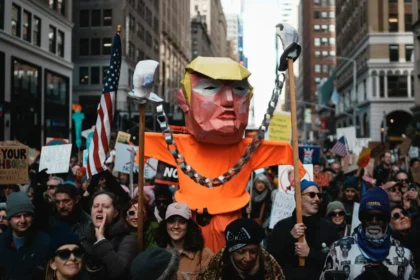 ABD'de milyonlarca kişi sokağa çıktı. Trump'a karşı "Krallara Hayır" protestosu