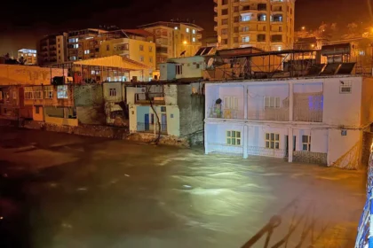 Siirt'te sel alarmı: Riskli binalar tahliye edildi | NTV Haber