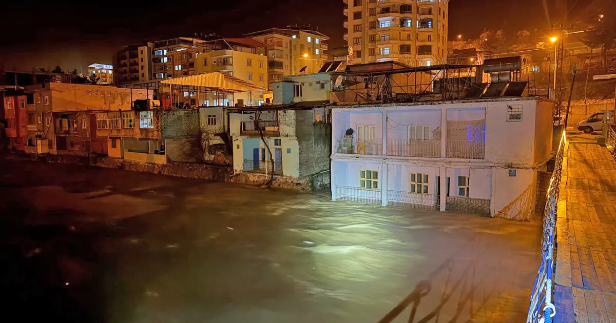 Siirt'te sel alarmı: Riskli binalar tahliye edildi | NTV Haber