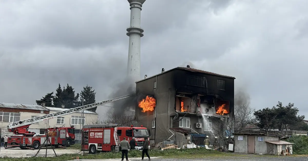 Büyükçekmece'de korkutan yangın. 3'ü çocuk 6 kişi kurtarıldı | NTV Haber