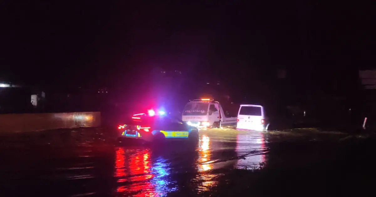 İzmir'de sel. Karayolu suyla kaplandı | NTV Haber