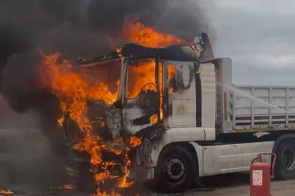 Korkutan görüntü. Park halindeki tır alev alev yandı | NTV Haber